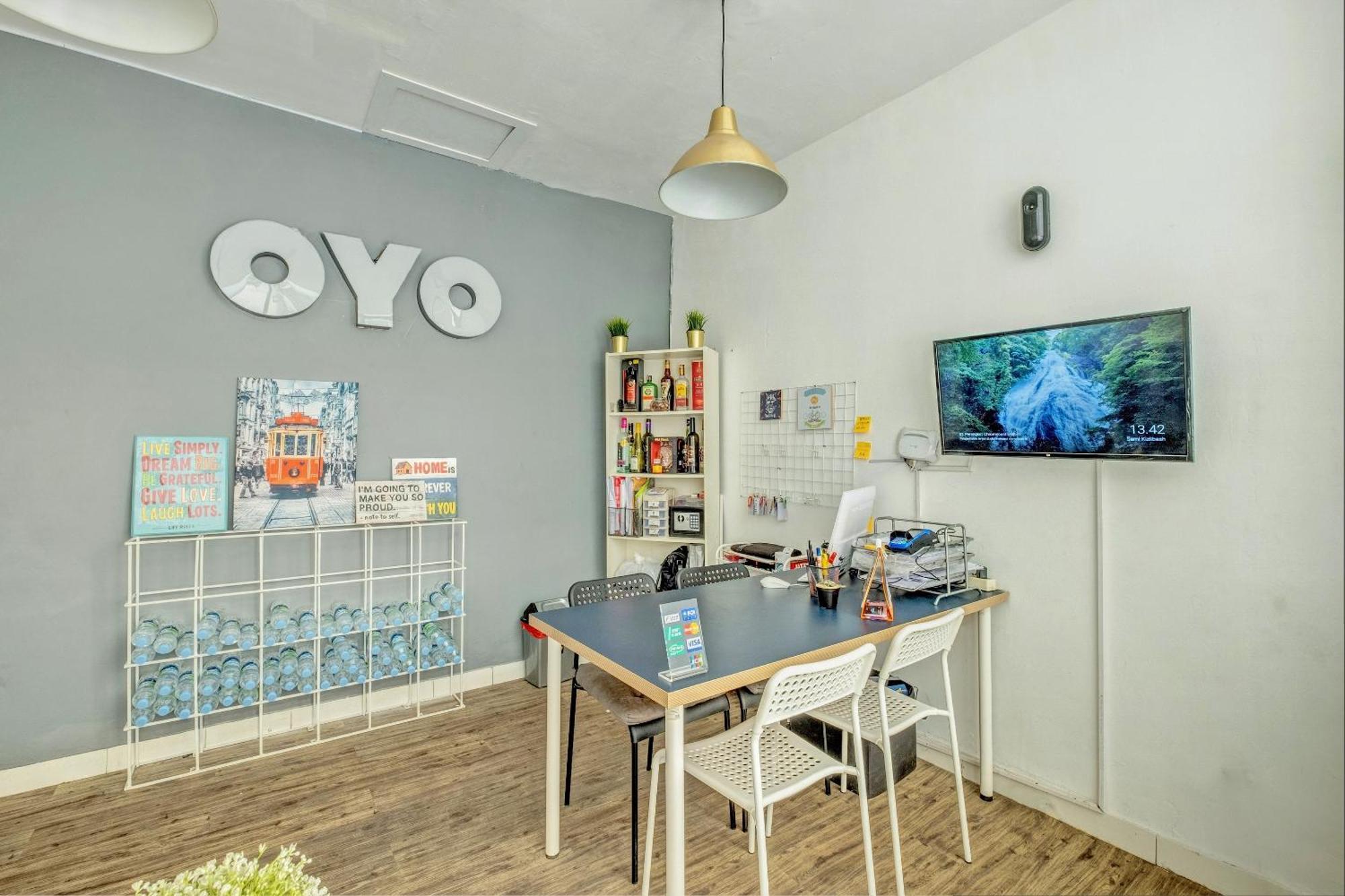 Oyo Life 93097 Gateway Pasteur By Kaisar Hotel